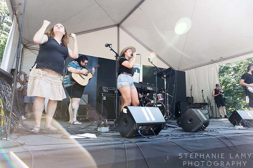 Quantum Tangle & Iskwe performing together on stage 3 at the 41st Vancouver Music Folk Festival in Jericho beach park on Sunday Jul 15, 2018, in Vancouver, BC, Canada - Photo © Stephanie Lamy