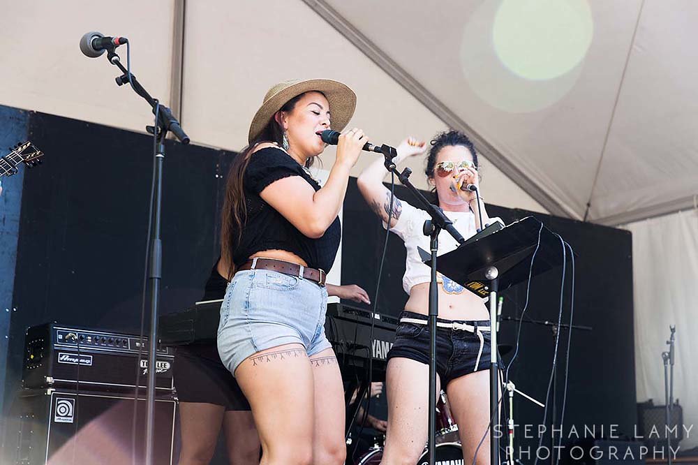 Quantum Tangle & Iskwe performing together on stage 3 at the 41st Vancouver Music Folk Festival in Jericho beach park on Sunday Jul 15, 2018, in Vancouver, BC, Canada - Photo © Stephanie Lamy
