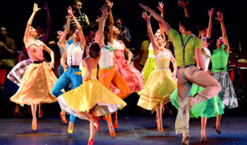 “Cuba Vibra!” Transports You to a Hot Colourful Night in Havana!